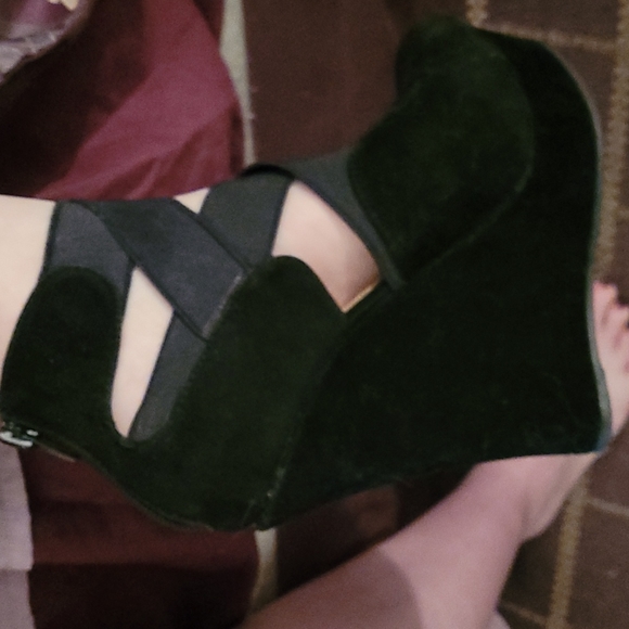 Yoki black criss cross wedge shoes size 7 - Picture 3 of 9